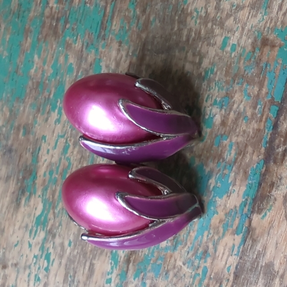 Vintage Magenta Pink Faux Pearl and Purple Enamel Clip-On Earrings - Picture 2 of 9